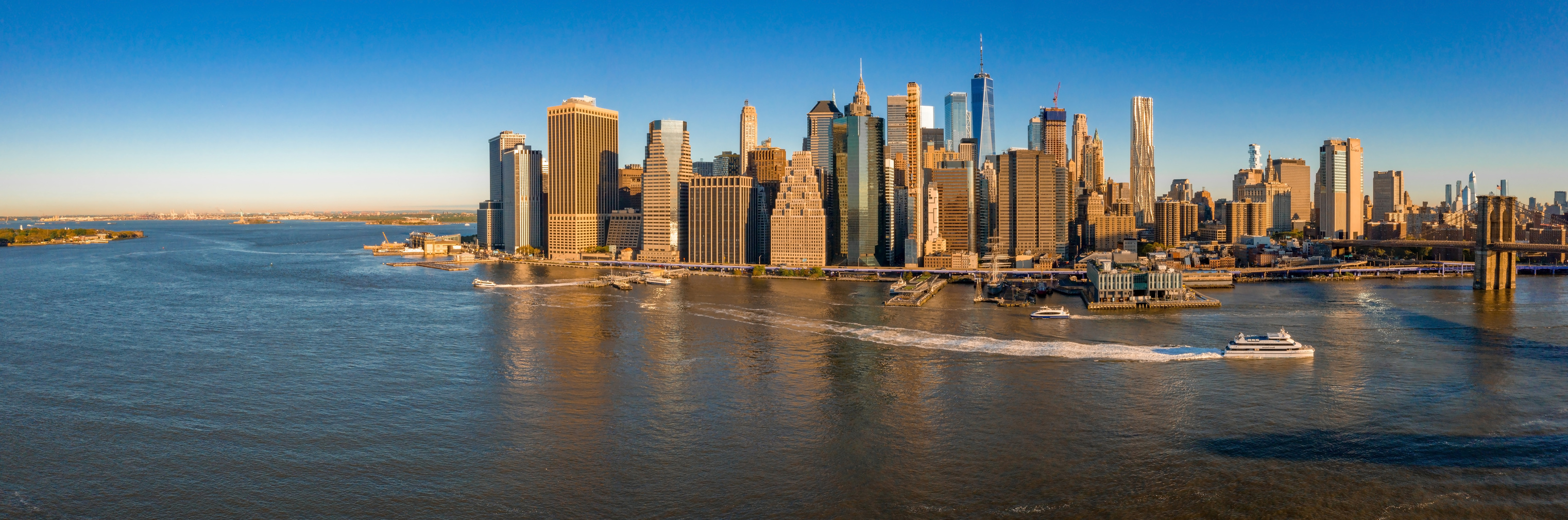 USA skyline with Brooklyn and Washington bridges